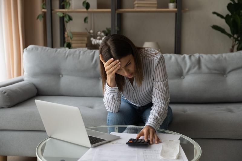 Une femme propriétaire-bailleur qui fait face à des impayés de loyer