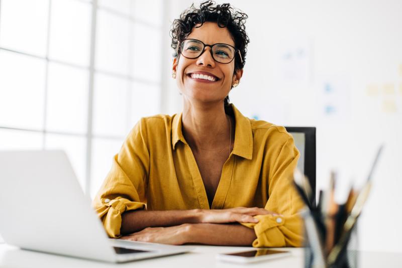 Une mandataire d'assurance souriante