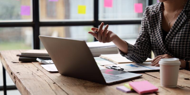 Un ordinateur portable posé sur un bureau