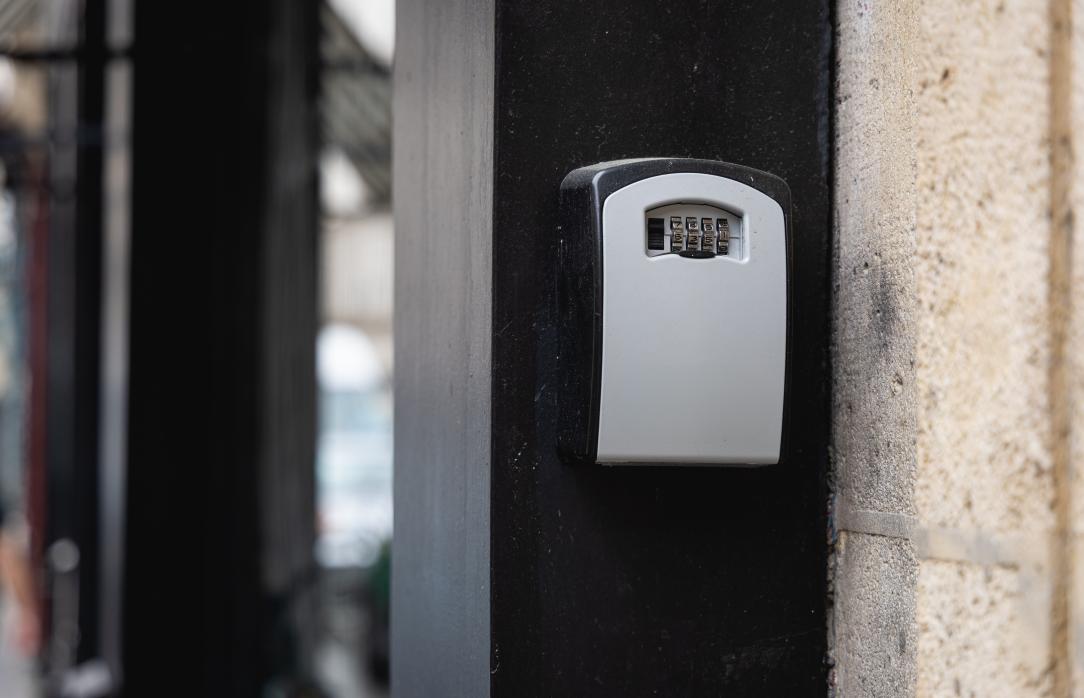 Bail d’habitation : Location saisonnière illicite et responsabilité de la plateforme AIRBNB