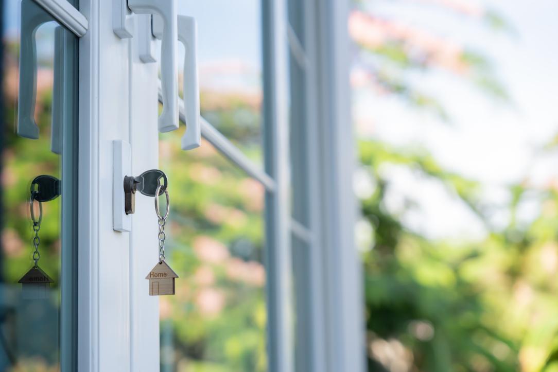 Une clé sur une porte de maison