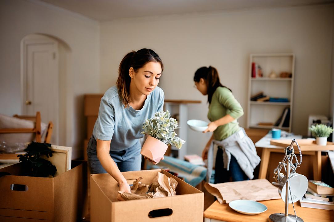 Deux jeunes femmes colocataires qui emménagent dans un appartement