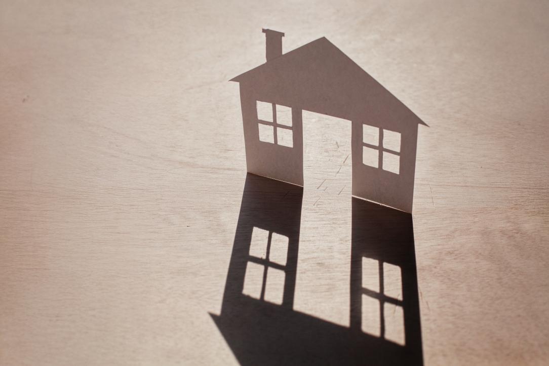 L'ombre d'une façade de maison