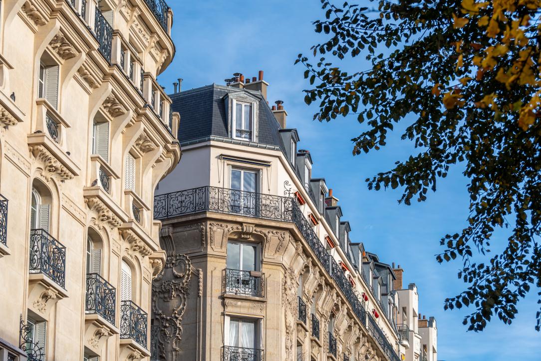 Des façades d'immeubles haussmanniens à Paris