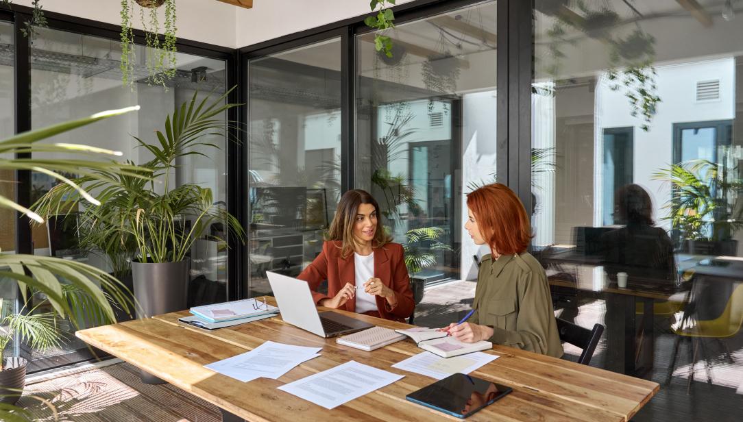 Deux femmes dans un bureau