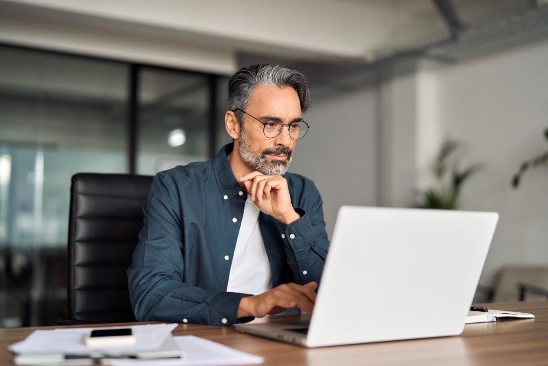 Un mandataire d'assurance qui travaille sur son ordinateur portable
