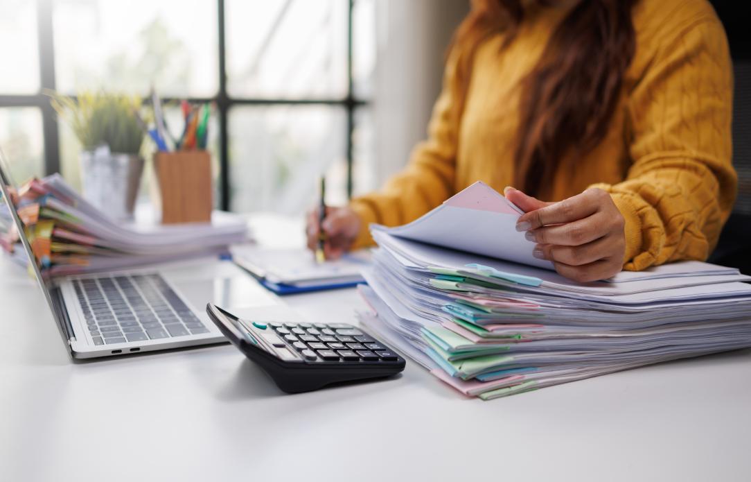 Une professionnelle de l'immobilier qui consulte des documents à son bureau