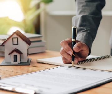 Un professionnel de l'immobilier qui souscrit une assurance professionnelle