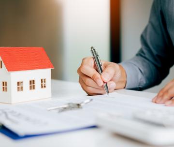 Un professionnel de l'immobilier qui travaille sur un contrat de location