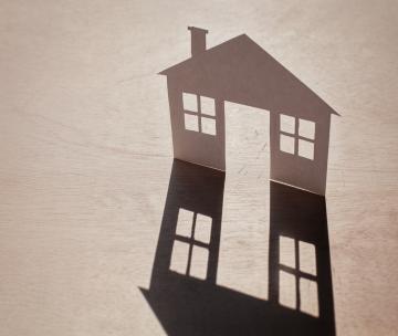L'ombre d'une façade de maison