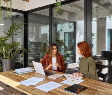 Deux femmes dans un bureau