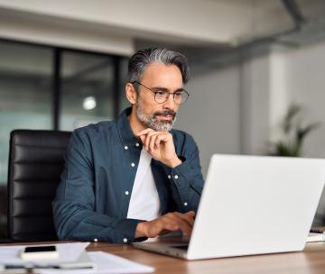 Un mandataire d'assurance qui travaille sur son ordinateur portable