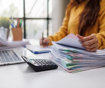 Une professionnelle de l'immobilier qui consulte des documents à son bureau
